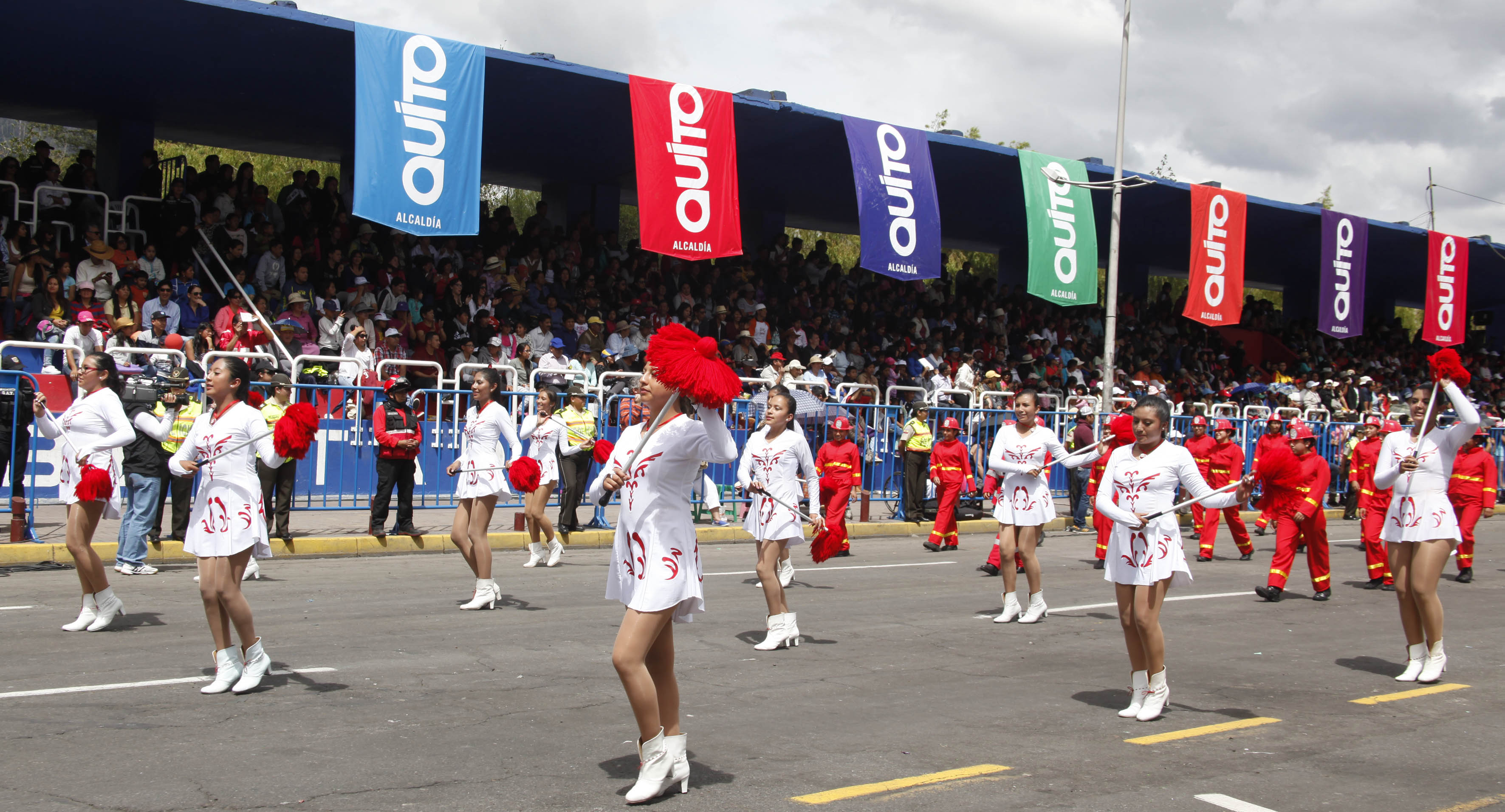 Desfile Quito Informa