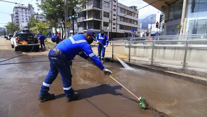 Emaseo continúa con labores de limpieza en las zonas afectadas por el