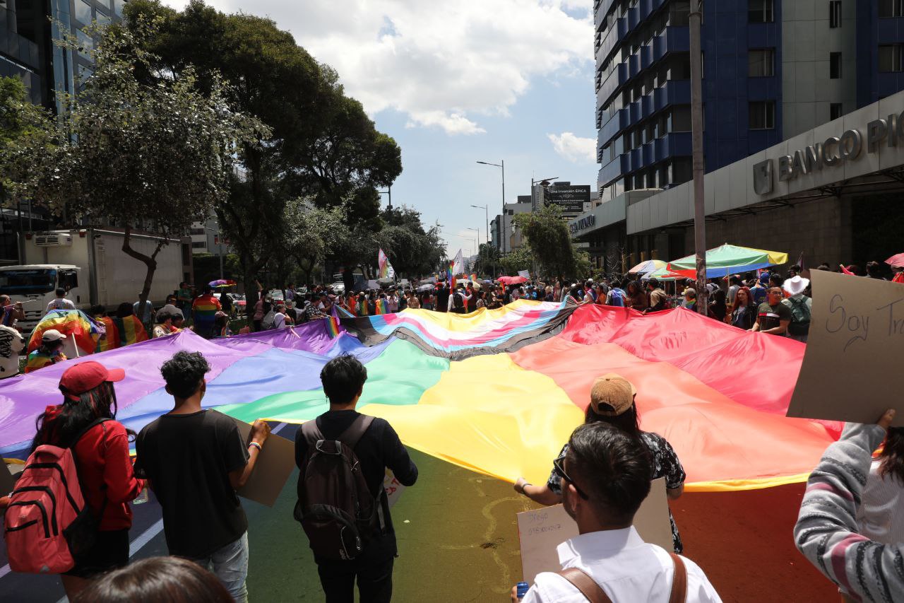 La Marcha Del Orgullo Llena De Color Las Calles De Quito Un A O M S Por