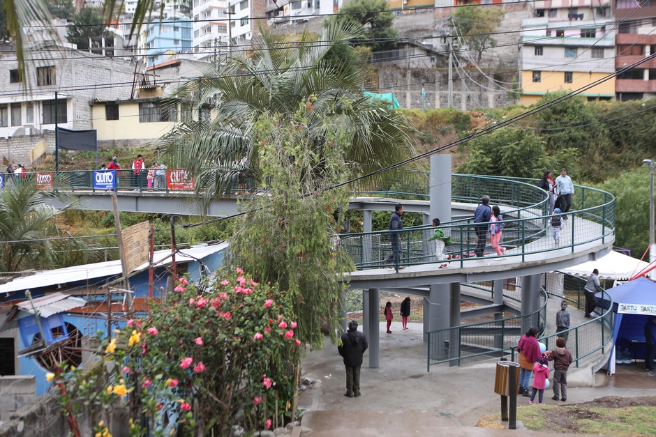 Alcalde entregó puente peatonal inclusivo que une Las Orquídeas y La  Vicentina – Quito Informa