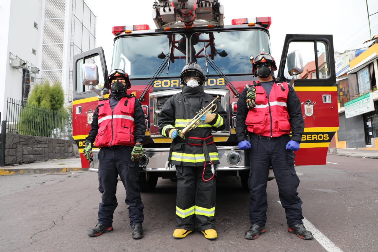 Bombero Lleva Alegría Y Esperanza Con Su Música Quito Informa 