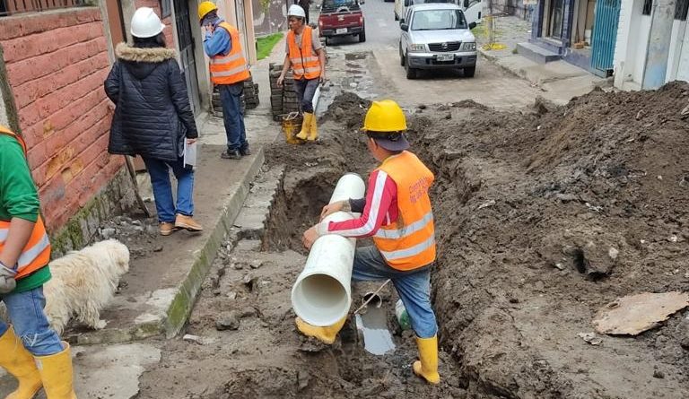 Continúa la intervención en el sistema de alcantarillado en varios