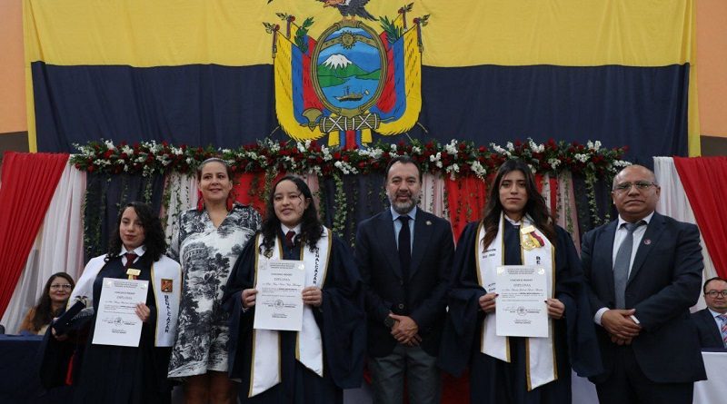 Graduación estudiantes UEM Benalcázar promoción 67