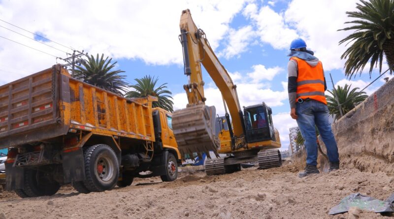 Quito, 30 de agosto de 2024 (Quito Informa). - El Municipio de Quito iniciará la rehabilitación vial de 3,1 kilómetros de vías en el barrio de Atucucho (norte), con el fin de brindar a sus habitantes mejores condiciones de acceso y calidad de vida. Este proceso ya fue adjudicado a través del Portal de Compras Públicas, cuya inversión asciende a USD 931 mil. Los trabajos tendrán una duración de dos meses. La intervención se ejecutará en las calles César Baquero, Carlota Jaramillo, Julio Jaramillo, Oe16a, Oe16, Manuel de Jesús Álvarez y Julio Zaldumbide, cuya calzada cumplió su vida útil por el desgaste del asfalto ante el aumento del parque automotor. Los tramos a rehabilitarse conforman el circuito del transporte público, lo que permitirá una circulación favorable y reducción de accidentes, así como mejorar la movilidad de vehículos livianos y de servicio.